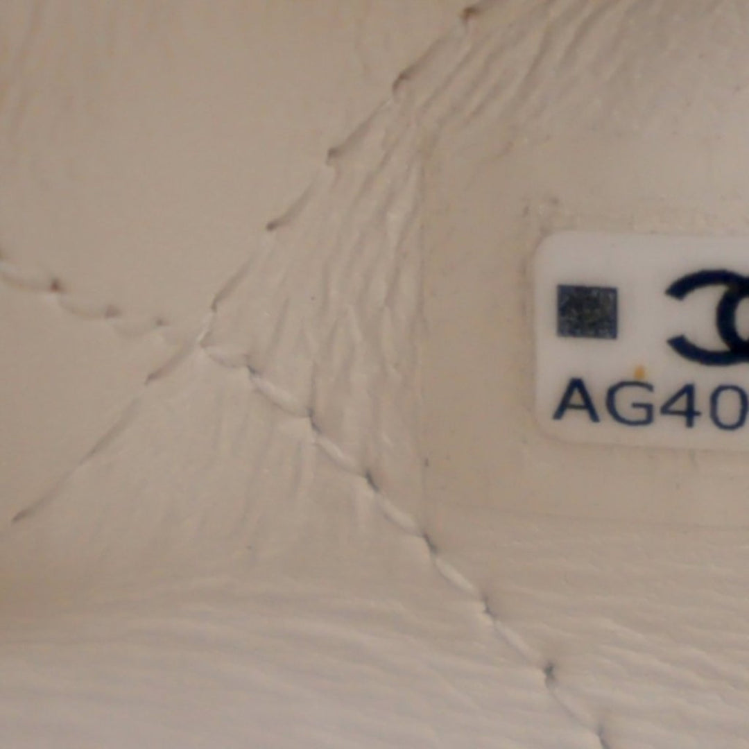 Chanel Mini brillant Crumpled Matelassé Cuir d’agneau Sac rond à chaîne Pochette