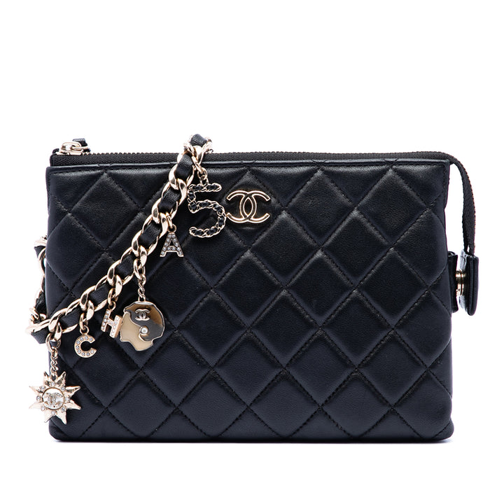 Chanel CC Matelassé Cuir d’agneau Coco Charms Chain Wristlet Pochette