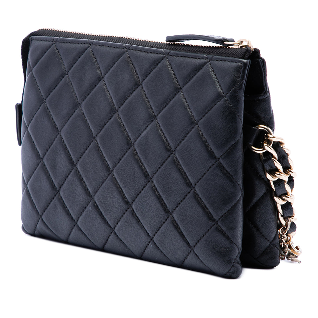 Chanel CC Matelassé Cuir d’agneau Coco Charms Chain Wristlet Pochette