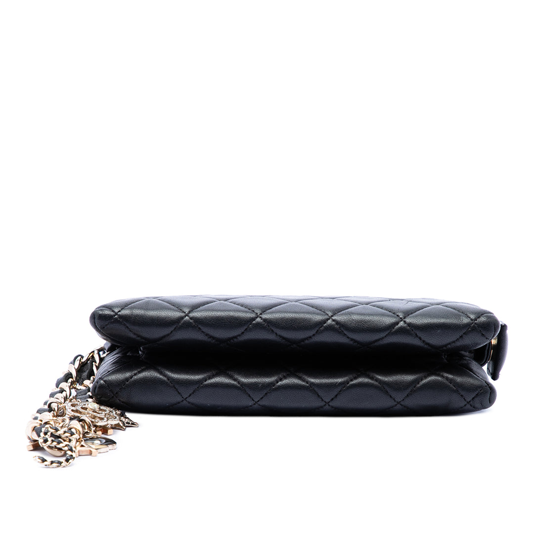 Chanel CC Matelassé Cuir d’agneau Coco Charms Chain Wristlet Pochette