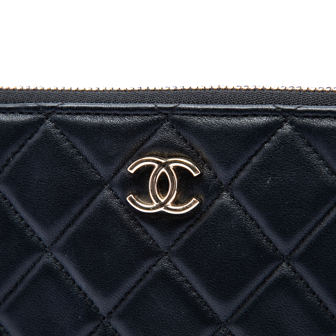 Chanel CC Matelassé Cuir d’agneau Coco Charms Chain Wristlet Pochette