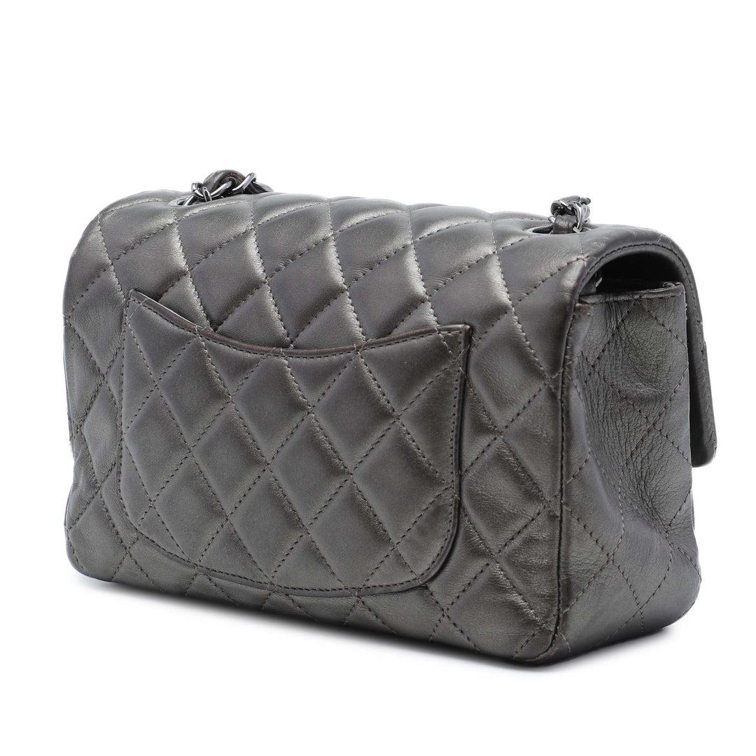 Classic Rectangulaire Métallisé Rabat simple Mini Cuir d'agneau Gris