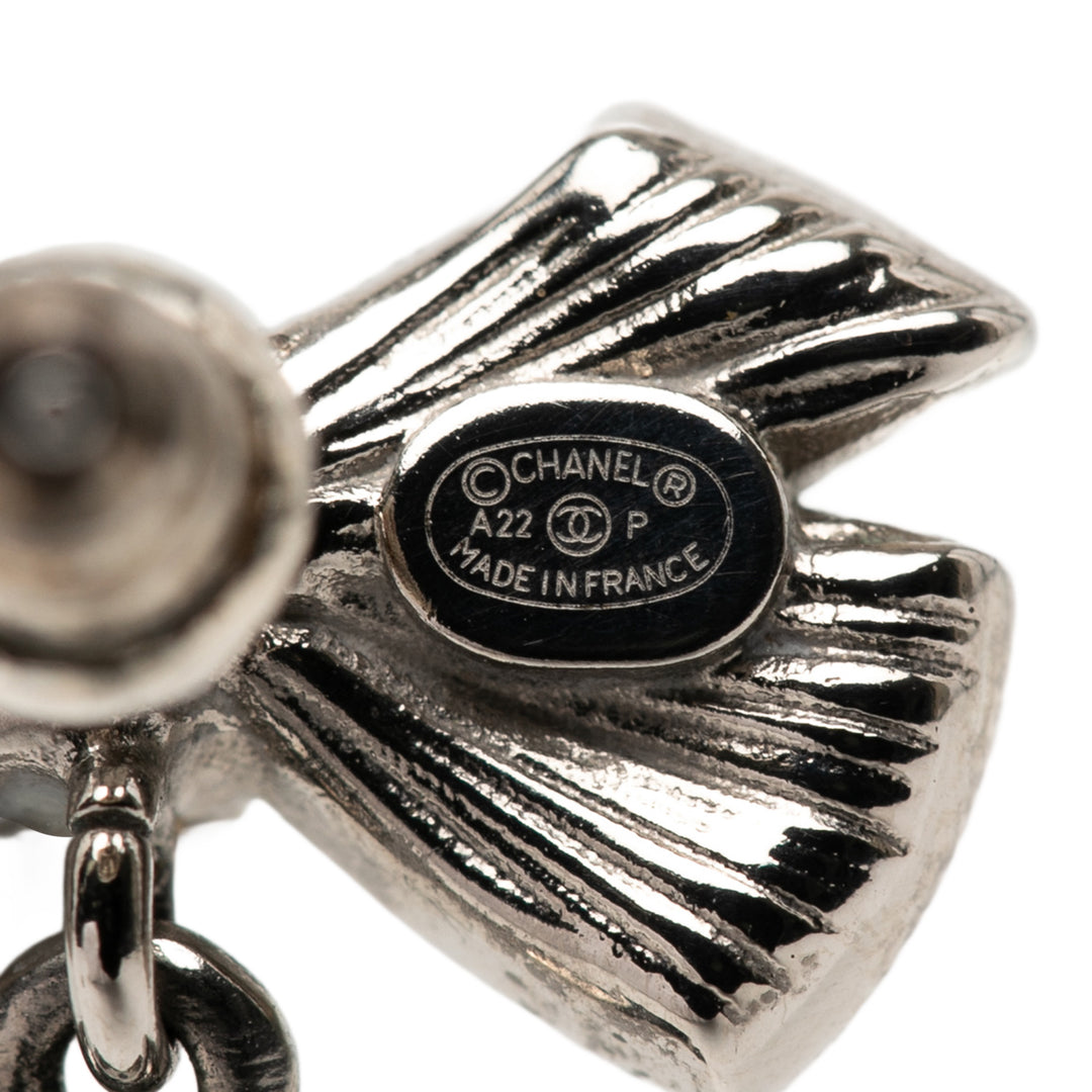 Chanel plaqué Perles fantaisie Cristal Bow CC pendantes fermoir poussette Boucles d’oreilles