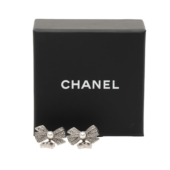 Chanel plaqué Perles fantaisie Cristal Bow CC pendantes fermoir poussette Boucles d’oreilles