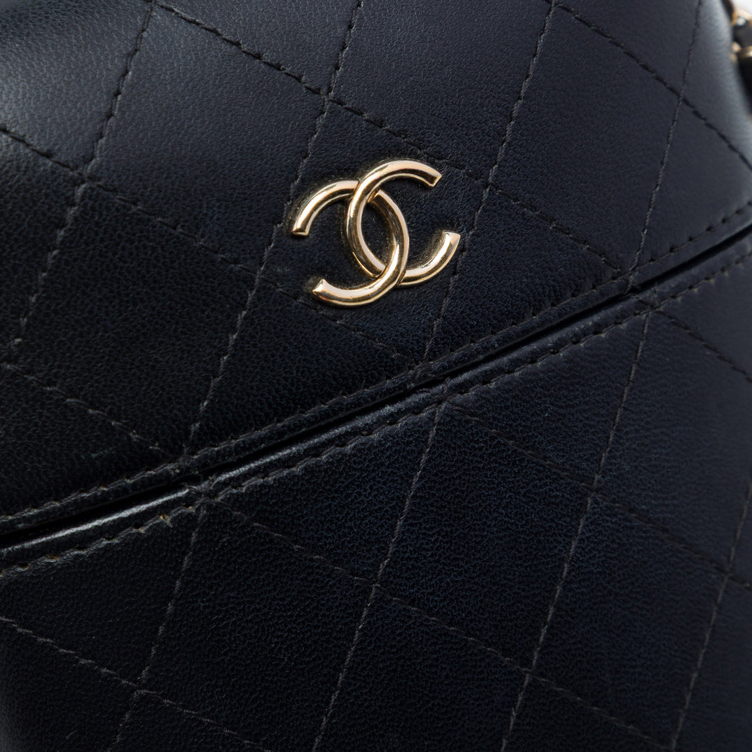 Chanel CC Matelassé Cuir d’agneau Sac rond à chaîne Phone Holder