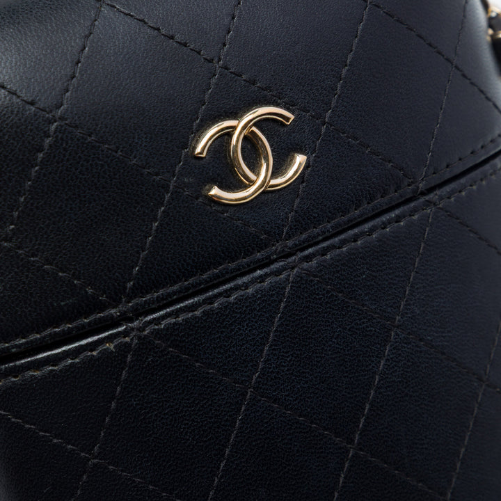 Chanel CC Matelassé Cuir d’agneau Sac rond à chaîne Phone Holder