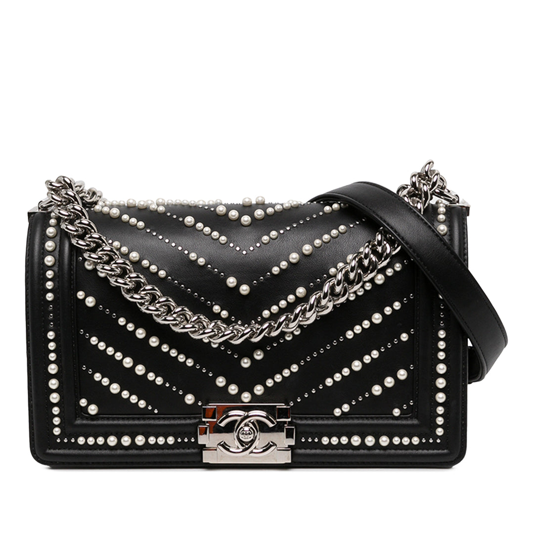Chanel Sac bandoulière Chevron Perle Boy à rabat Moyen Cuir de veau Noir – vue principale – GABY PARIS