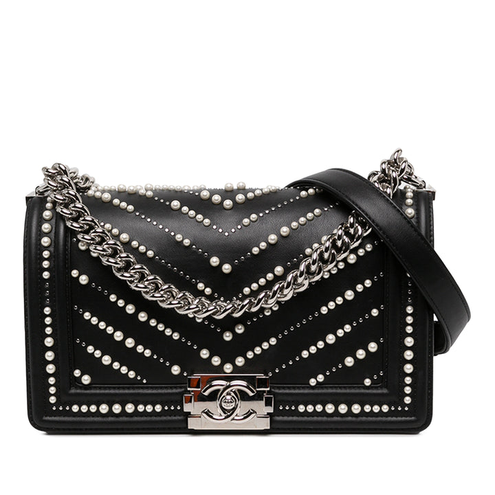 Chanel Sac bandoulière Chevron Perle Boy à rabat Moyen Cuir de veau Noir – vue principale – GABY PARIS