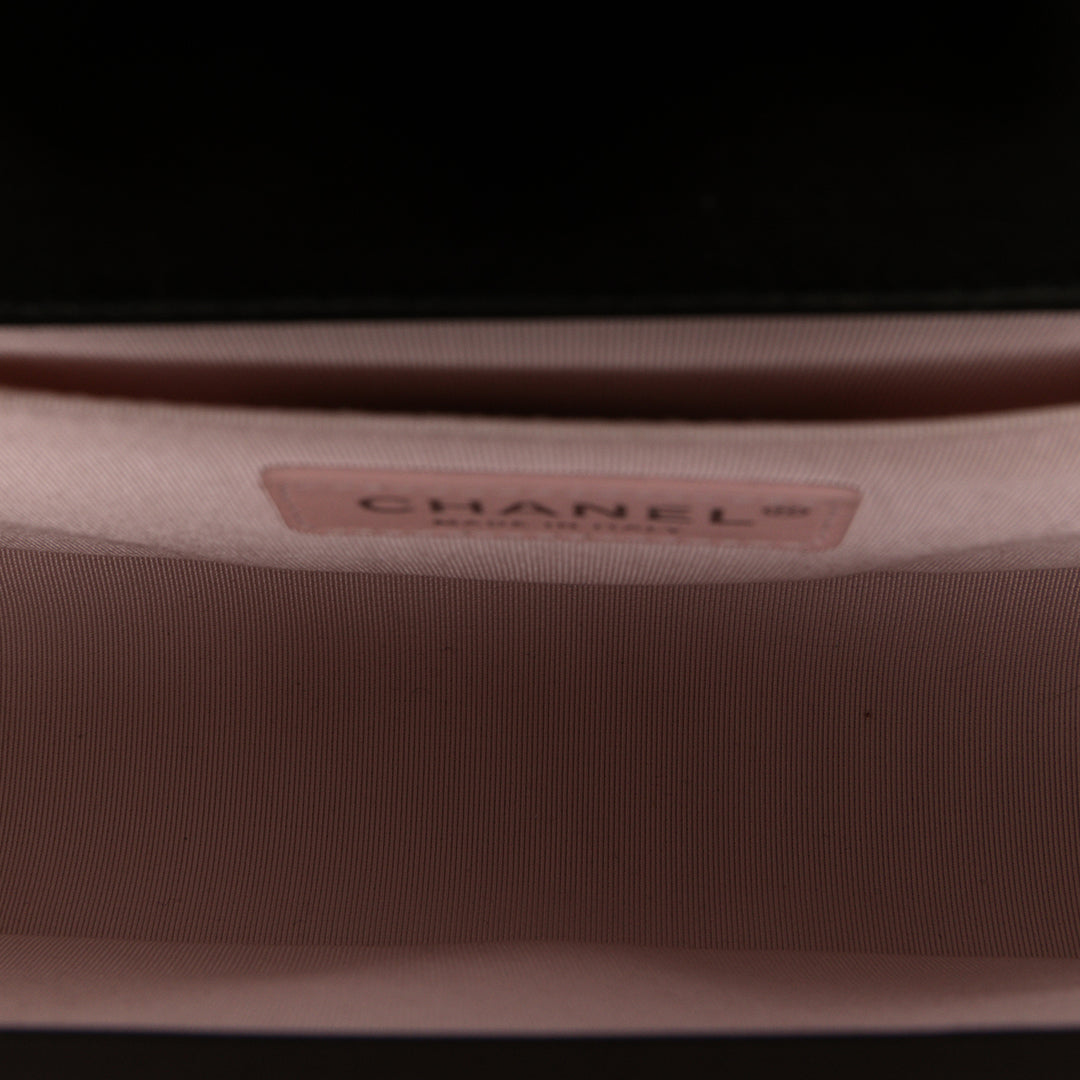 Chanel Sac bandoulière Chevron Perle Boy à rabat Moyen Cuir de veau Noir – vue 4 – GABY PARIS