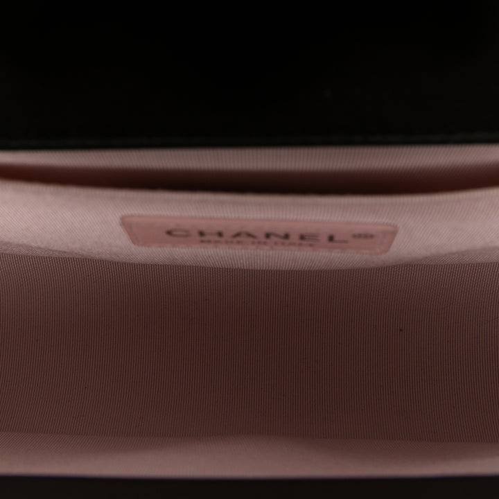 Chanel Sac bandoulière Chevron Perle Boy à rabat Moyen Cuir de veau Noir – vue 4 – GABY PARIS