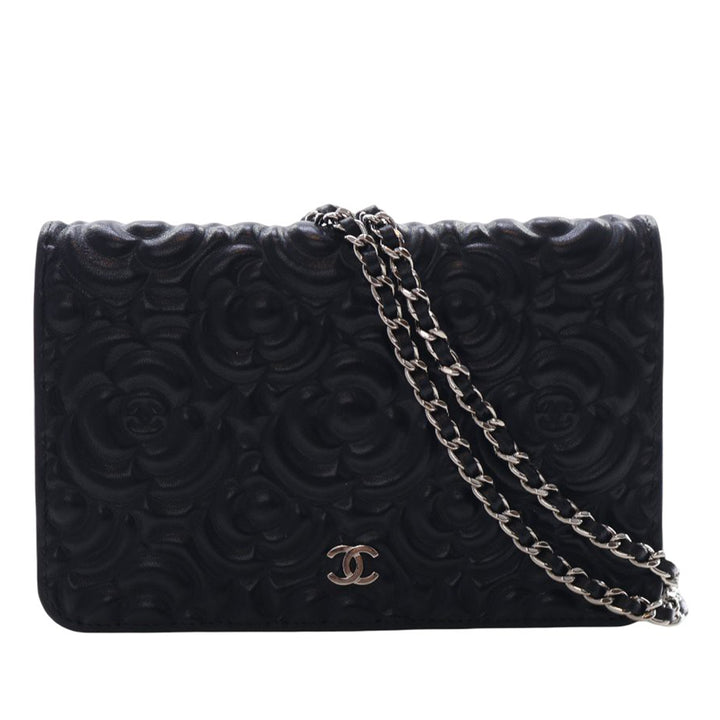 Chanel CC embossé Cuir d’agneau Camellia Wallet on Chain