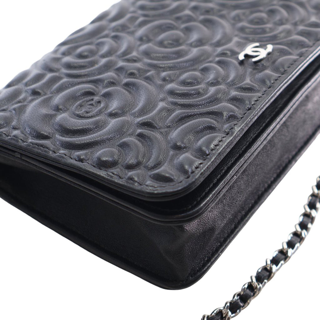 Chanel CC embossé Cuir d’agneau Camellia Wallet on Chain