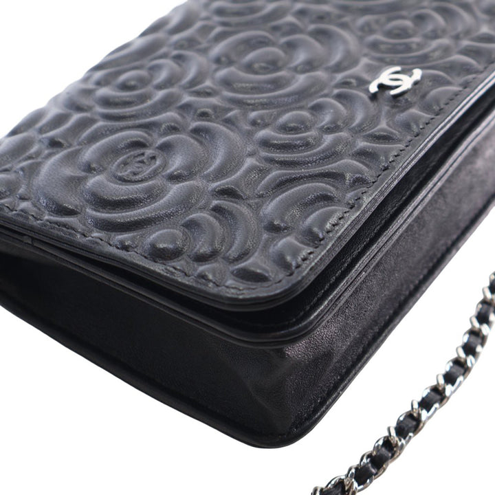 Chanel CC embossé Cuir d’agneau Camellia Wallet on Chain