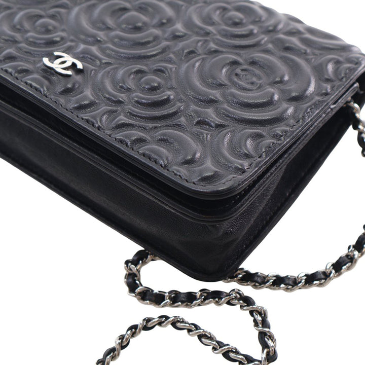 Chanel CC embossé Cuir d’agneau Camellia Wallet on Chain