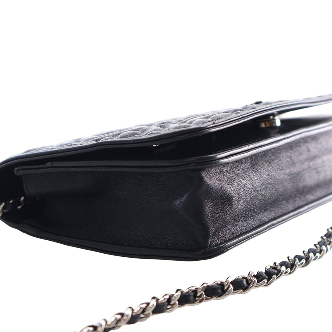 Chanel CC embossé Cuir d’agneau Camellia Wallet on Chain