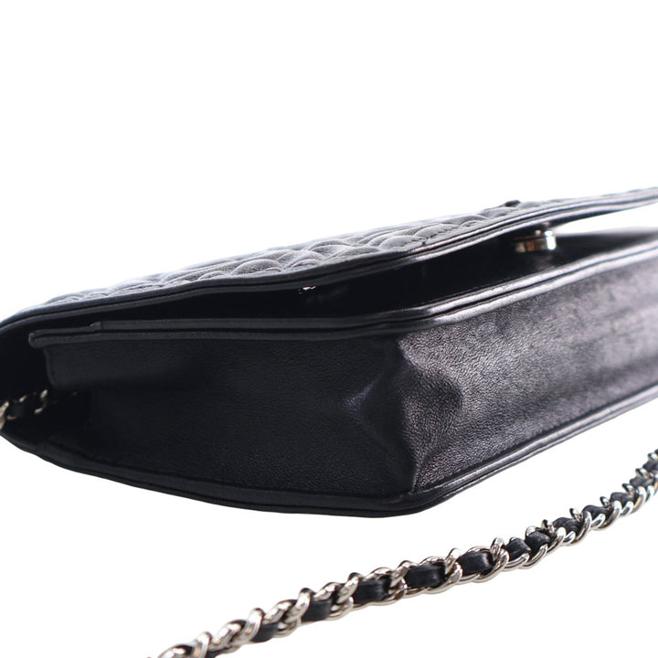 Chanel CC embossé Cuir d’agneau Camellia Wallet on Chain