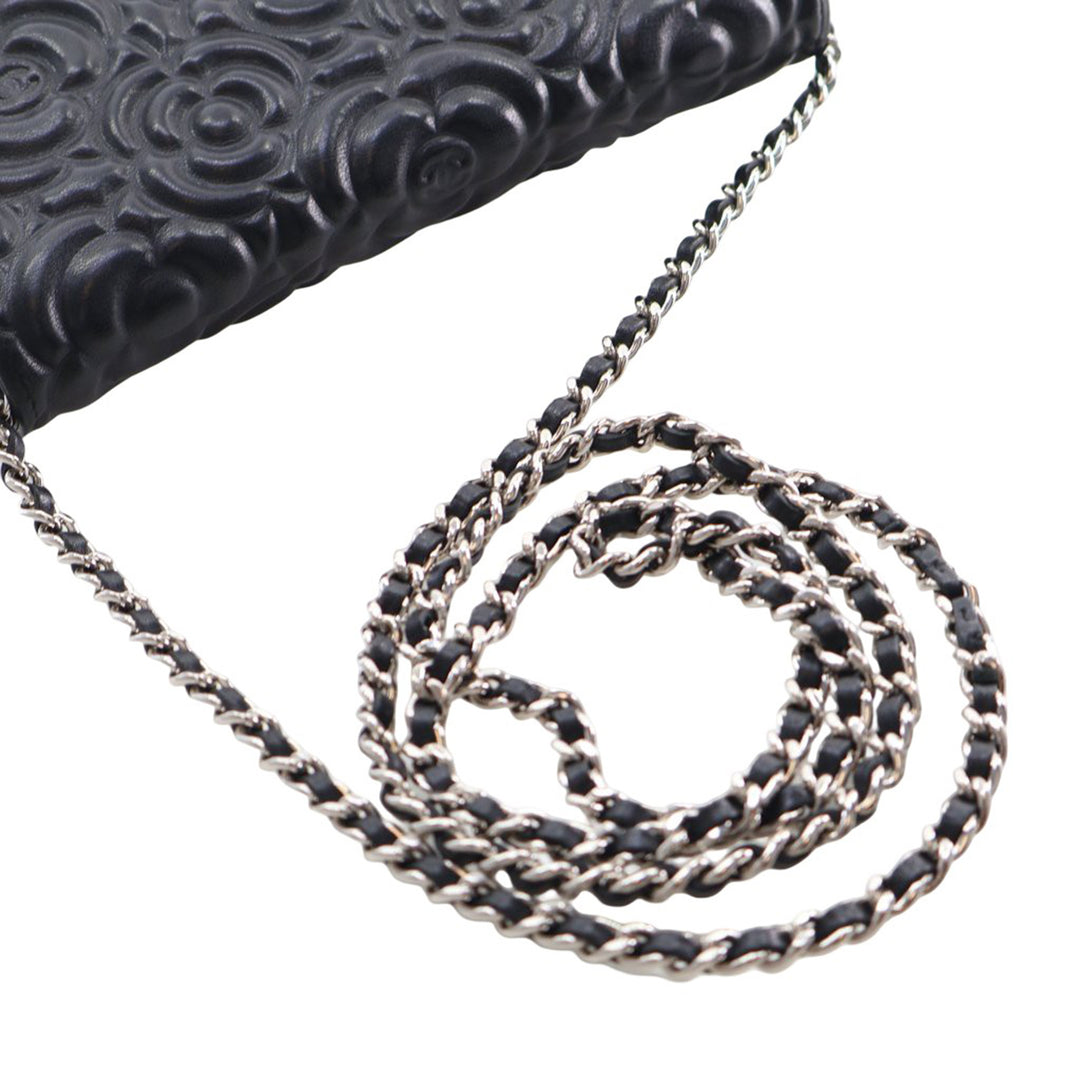 Chanel CC embossé Cuir d’agneau Camellia Wallet on Chain