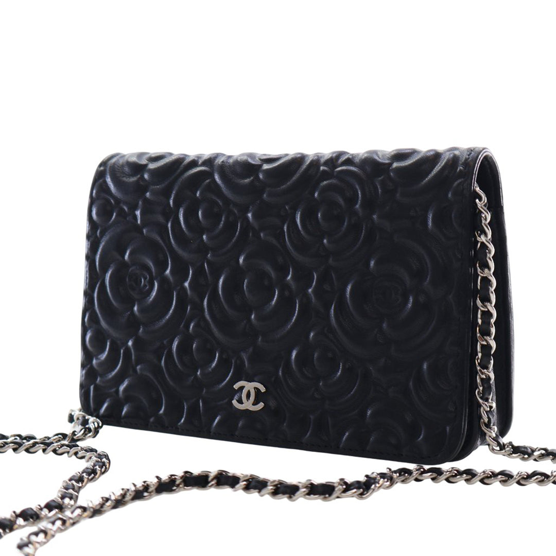 Chanel CC embossé Cuir d’agneau Camellia Wallet on Chain