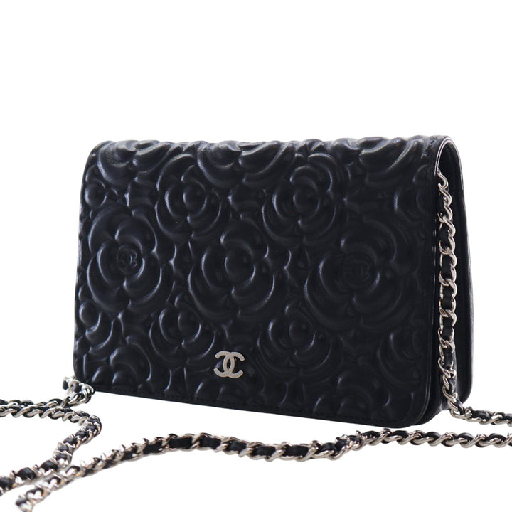 Chanel CC embossé Cuir d’agneau Camellia Wallet on Chain