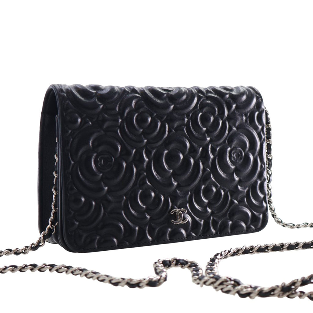 Chanel CC embossé Cuir d’agneau Camellia Wallet on Chain