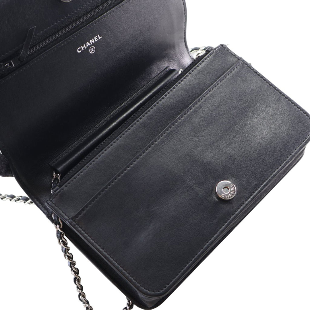 Chanel CC embossé Cuir d’agneau Camellia Wallet on Chain