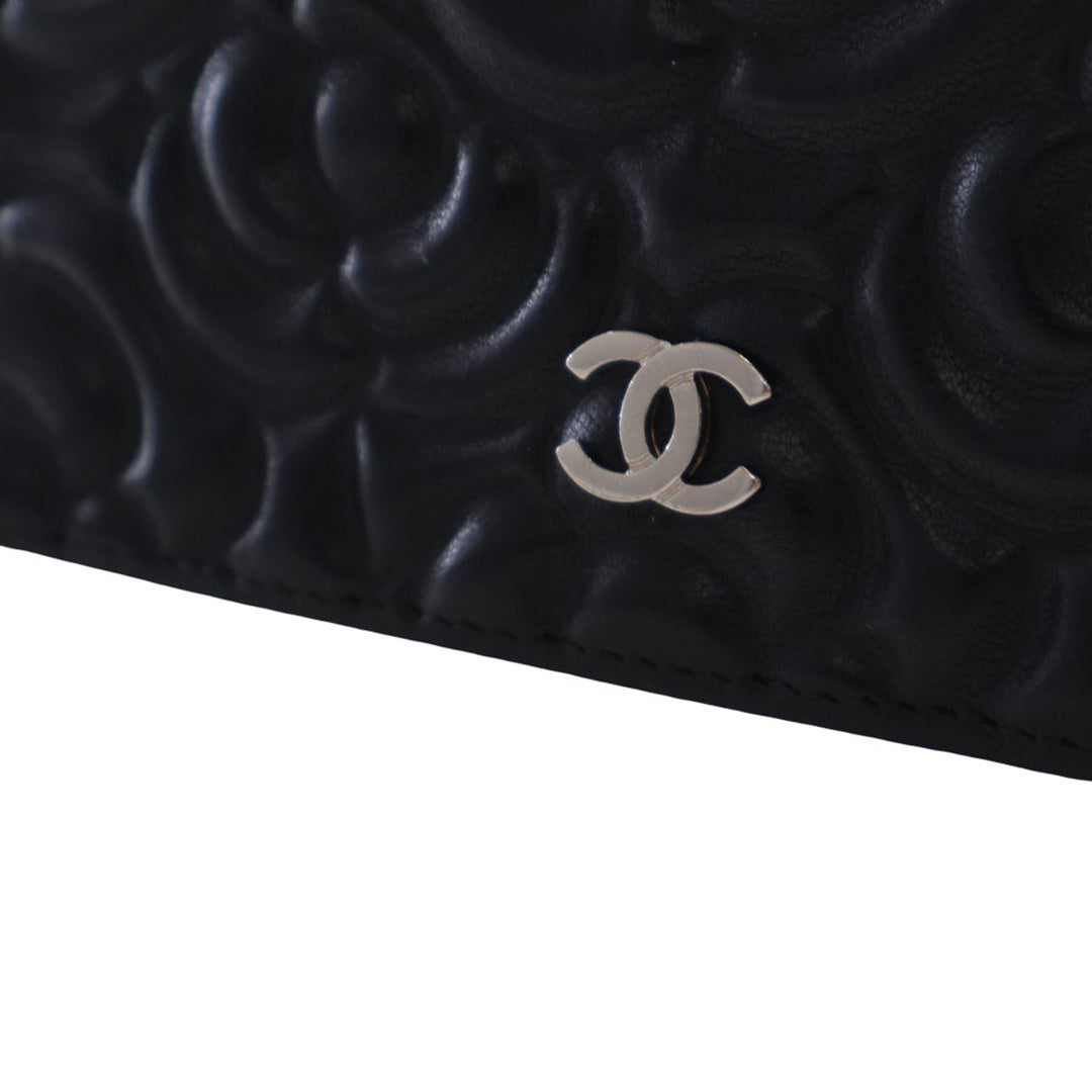 Chanel CC embossé Cuir d’agneau Camellia Wallet on Chain