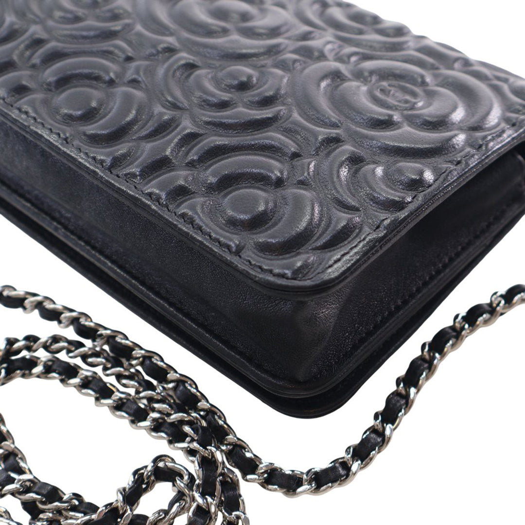 Chanel CC embossé Cuir d’agneau Camellia Wallet on Chain
