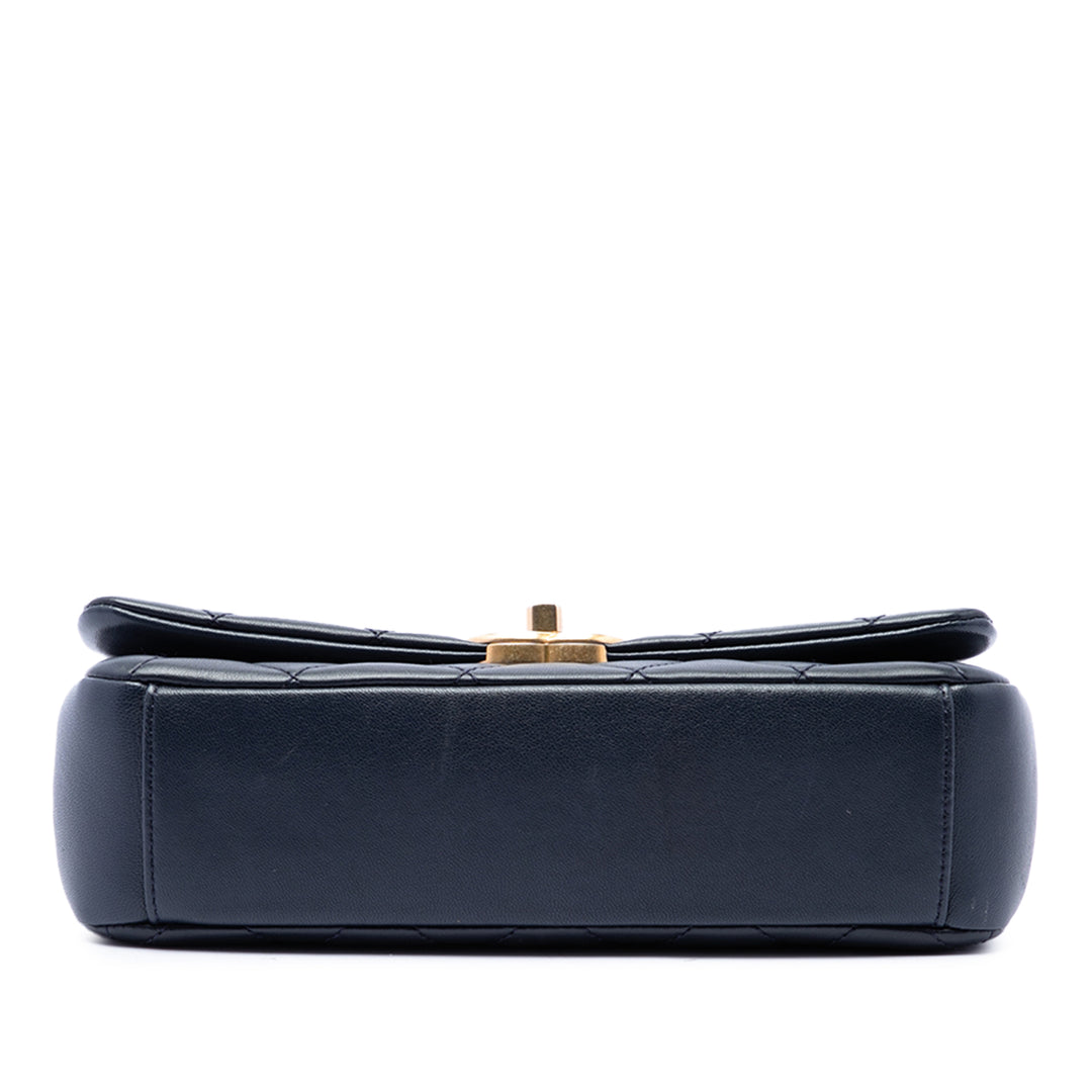 Chanel Matelassé Chaîne is More à rabat Cuir d'agneau Noir – vue 3 – GABY PARIS