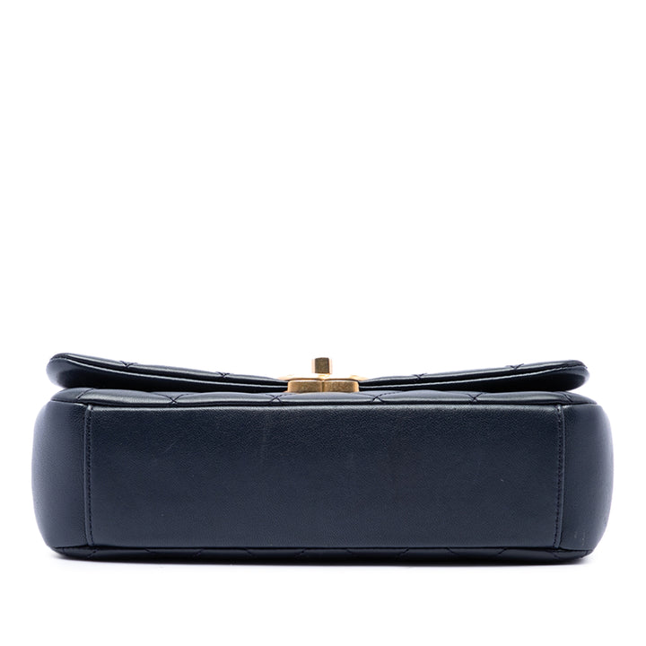 Chanel Matelassé Chaîne is More à rabat Cuir d'agneau Noir – vue 3 – GABY PARIS