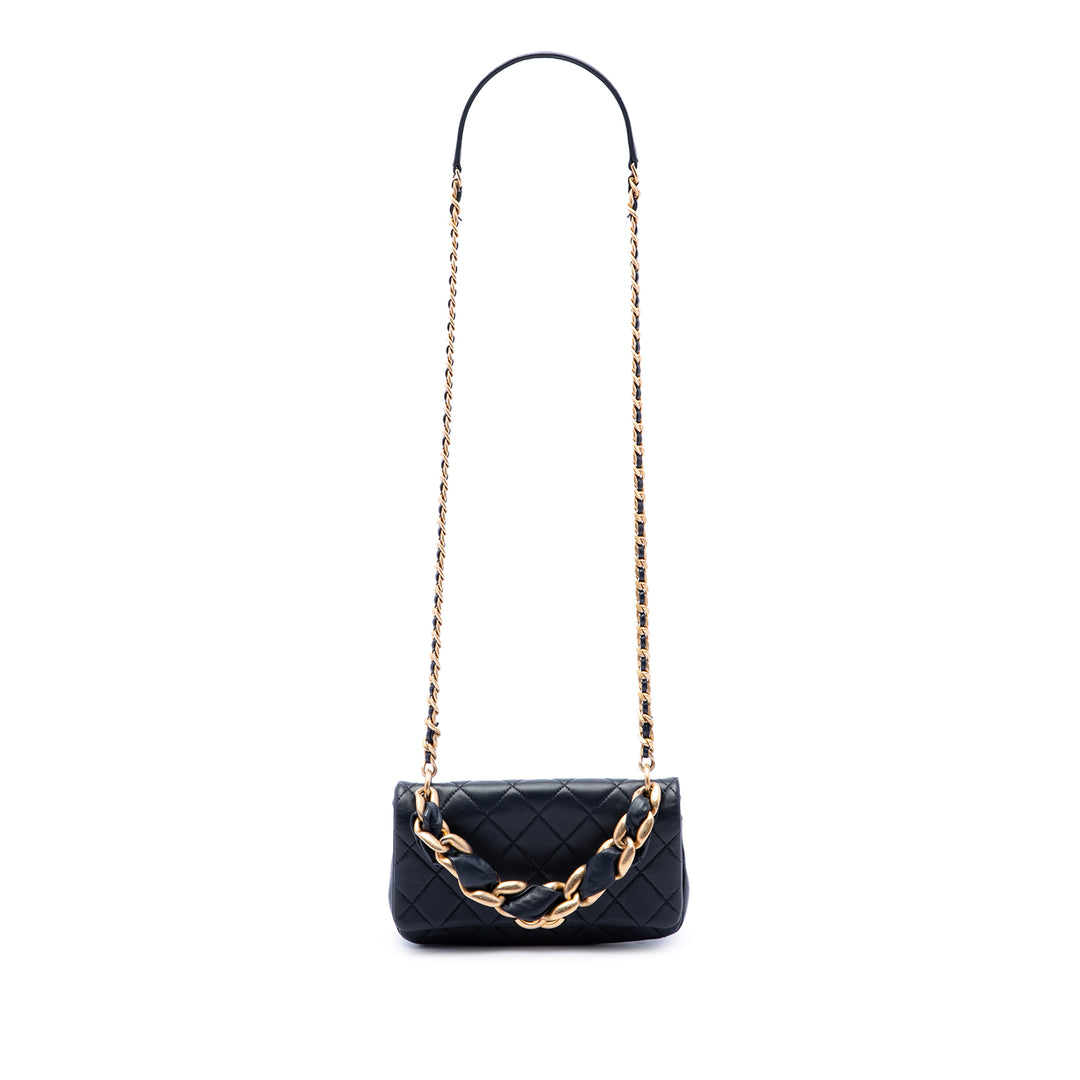 Chanel Matelassé Chaîne is More à rabat Cuir d'agneau Noir – vue 6 – GABY PARIS
