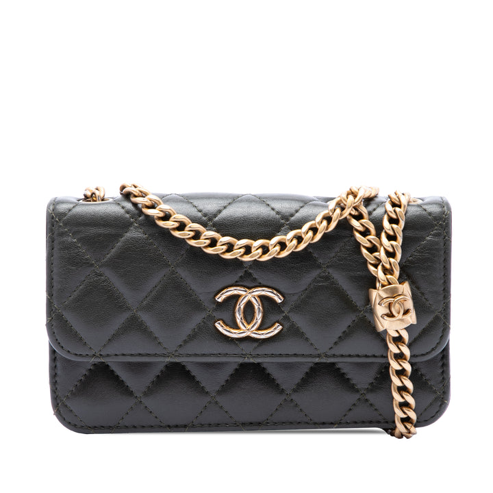Chanel CC Matelassé Cuir d’agneau Pillow Crush à rabat Phone Holder avec chaîne
