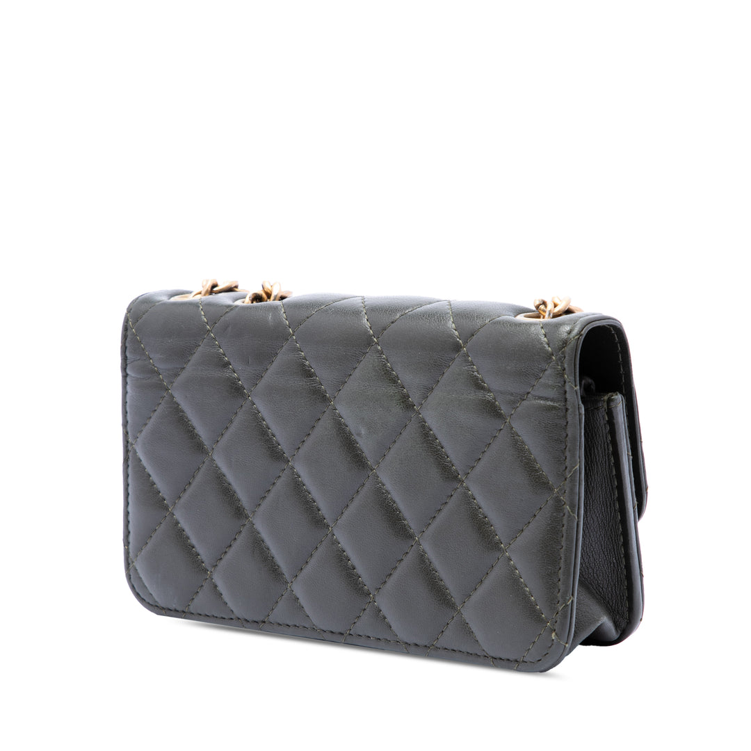 Chanel CC Matelassé Cuir d’agneau Pillow Crush à rabat Phone Holder avec chaîne