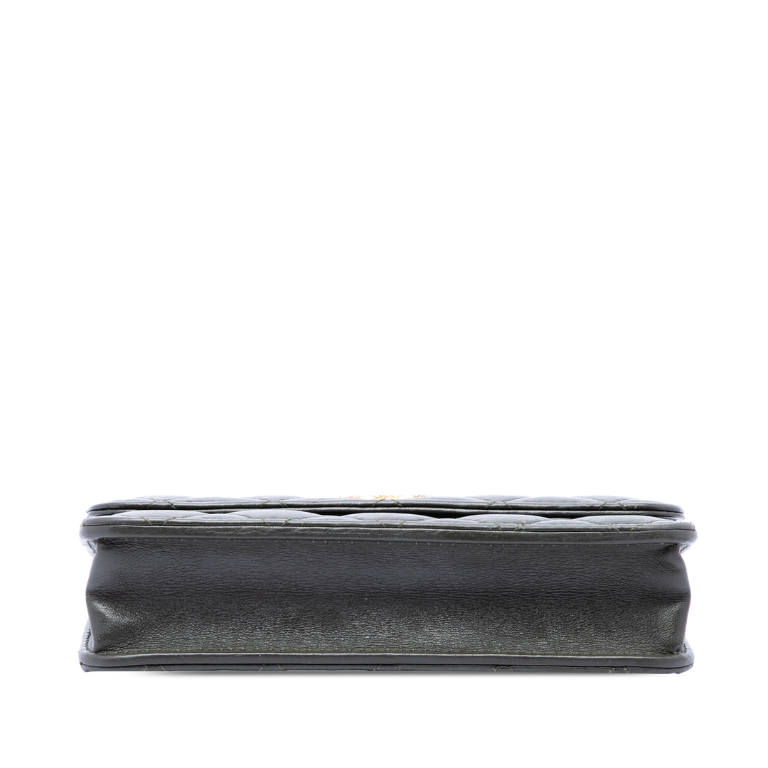Chanel CC Matelassé Cuir d’agneau Pillow Crush à rabat Phone Holder avec chaîne