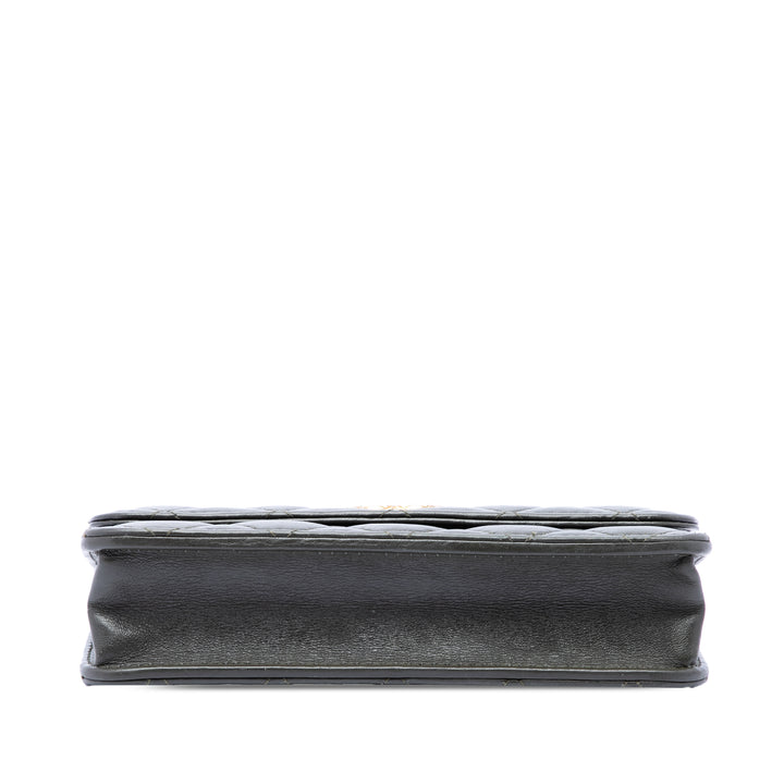 Chanel CC Matelassé Cuir d’agneau Pillow Crush à rabat Phone Holder avec chaîne