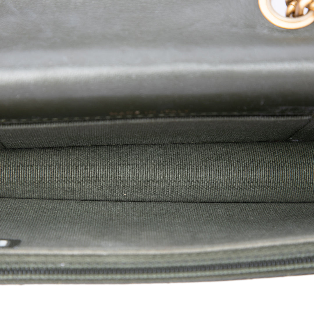 Chanel CC Matelassé Cuir d’agneau Pillow Crush à rabat Phone Holder avec chaîne