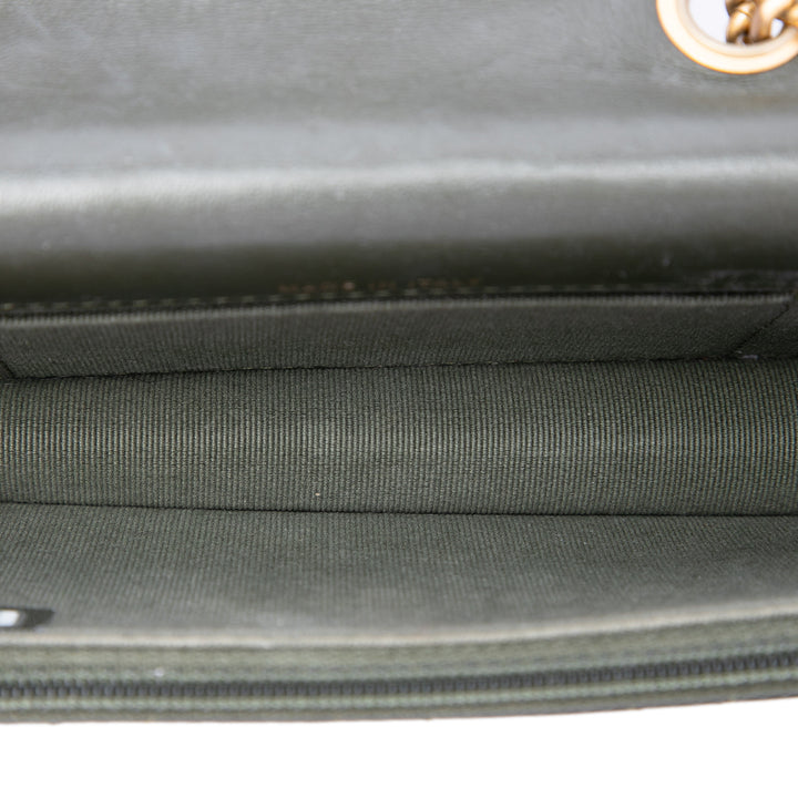 Chanel CC Matelassé Cuir d’agneau Pillow Crush à rabat Phone Holder avec chaîne