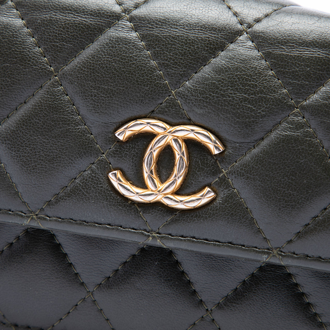 Chanel CC Matelassé Cuir d’agneau Pillow Crush à rabat Phone Holder avec chaîne