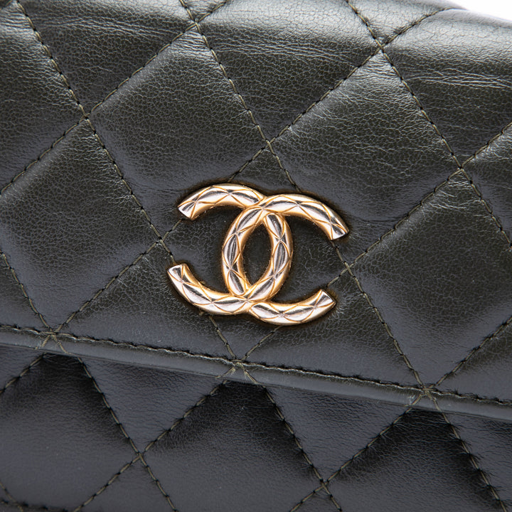 Chanel CC Matelassé Cuir d’agneau Pillow Crush à rabat Phone Holder avec chaîne