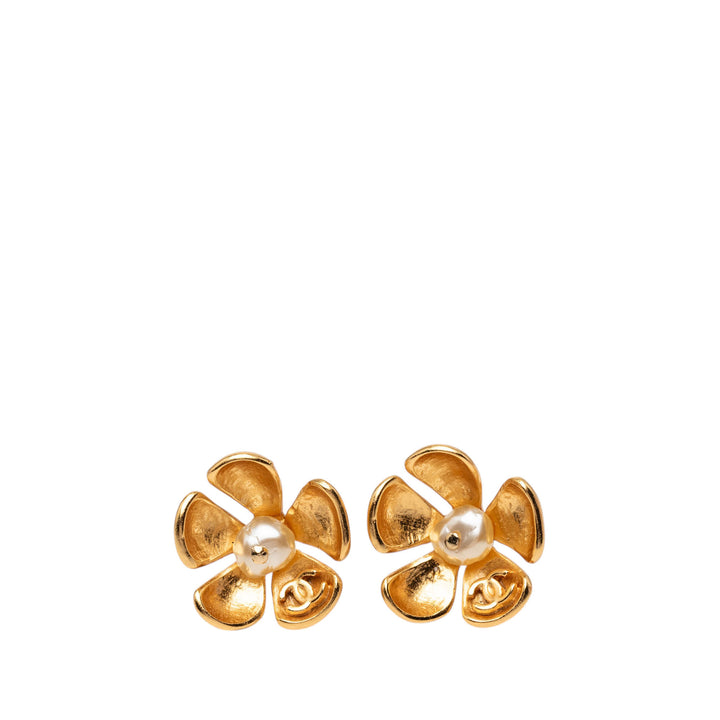 Chanel CC plaqué Perles fantaisie Flower Bullet Back Boucles d'oreilles Métal