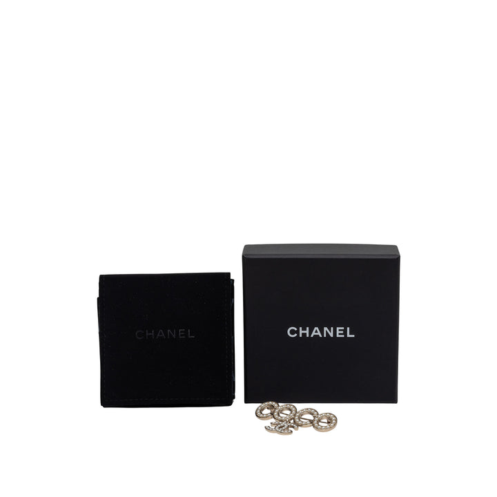 Chanel CC plaqué Perles fantaisie Coco Dangle Broche Métal