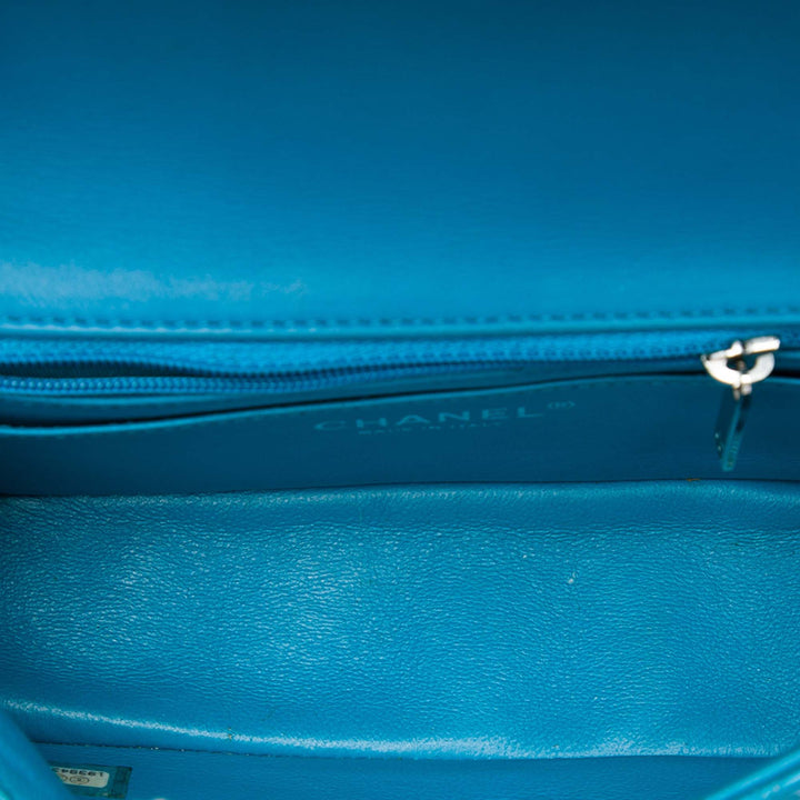 Chanel Sac bandoulière Classic Rectangulaire Rabat simple Mini Bleu – vue 4 – GABY PARIS