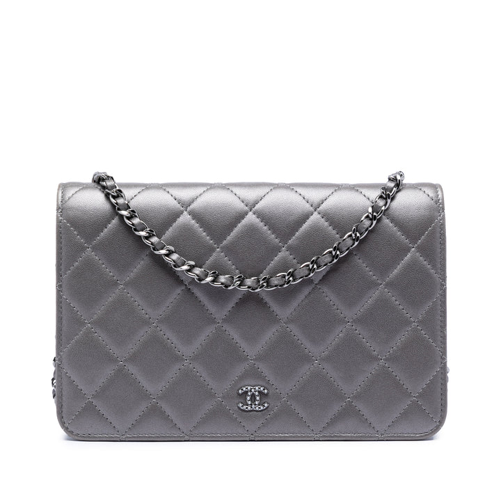 Chanel CC Matelassé Métallisé Perles fantaisie Wallet on Chain Cuir d'agneau Argenté – vue principale – GABY PARIS