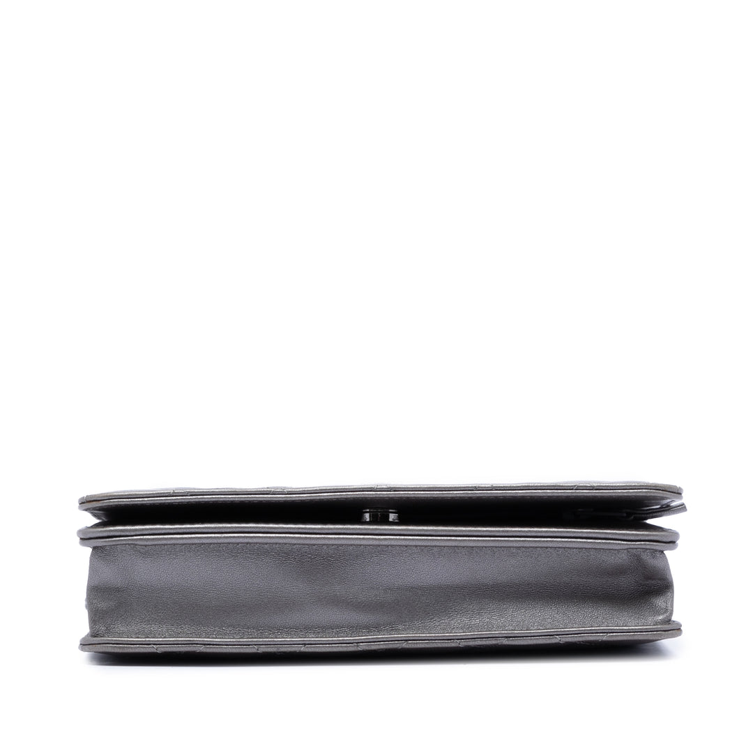Chanel CC Matelassé Métallisé Perles fantaisie Wallet on Chain Cuir d'agneau Argenté – vue 3 – GABY PARIS