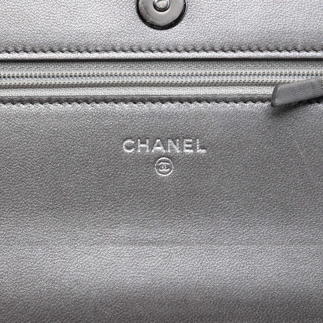 Chanel CC Matelassé Métallisé Perles fantaisie Wallet on Chain Cuir d'agneau Argenté – vue 5 – GABY PARIS