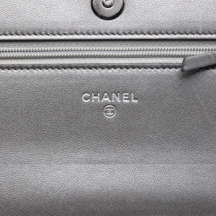Chanel CC Matelassé Métallisé Perles fantaisie Wallet on Chain Cuir d'agneau Argenté – vue 5 – GABY PARIS