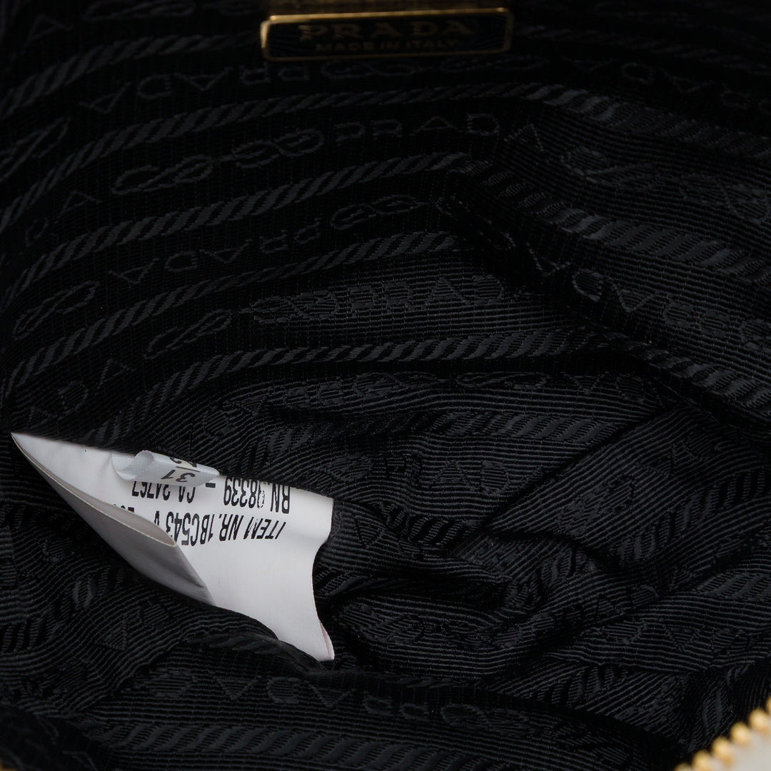 Prada Sac à main Shearling Triangle Matière naturelle Mini Blanc – vue 4 – GABY PARIS