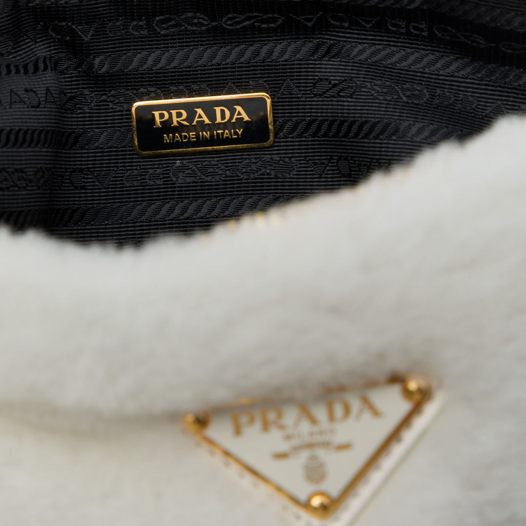Prada Sac à main Shearling Triangle Matière naturelle Mini Blanc – vue 5 – GABY PARIS