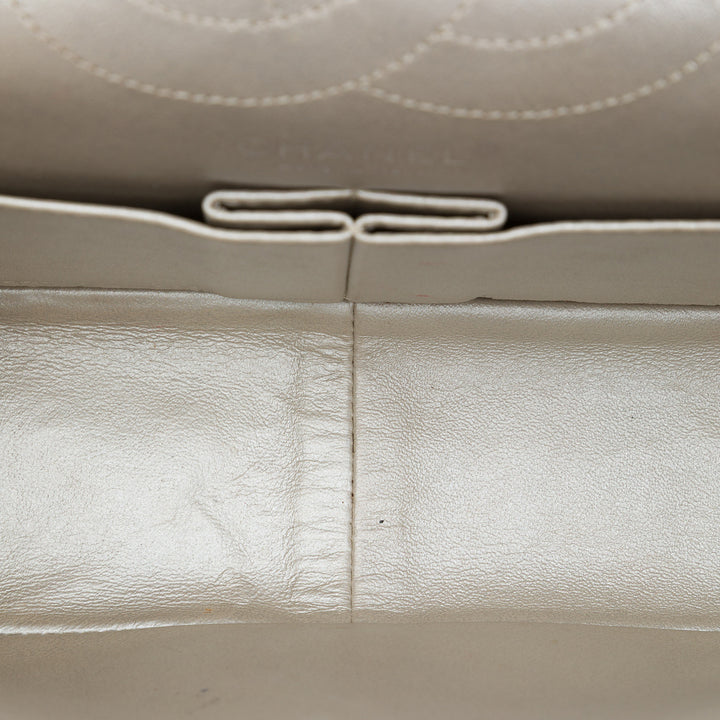 Chanel Sac porté épaule Matelassé Métallisé vieilli Reissue 2.55 Double rabat 226 Cuir de veau Doré – vue 4 – GABY PARIS