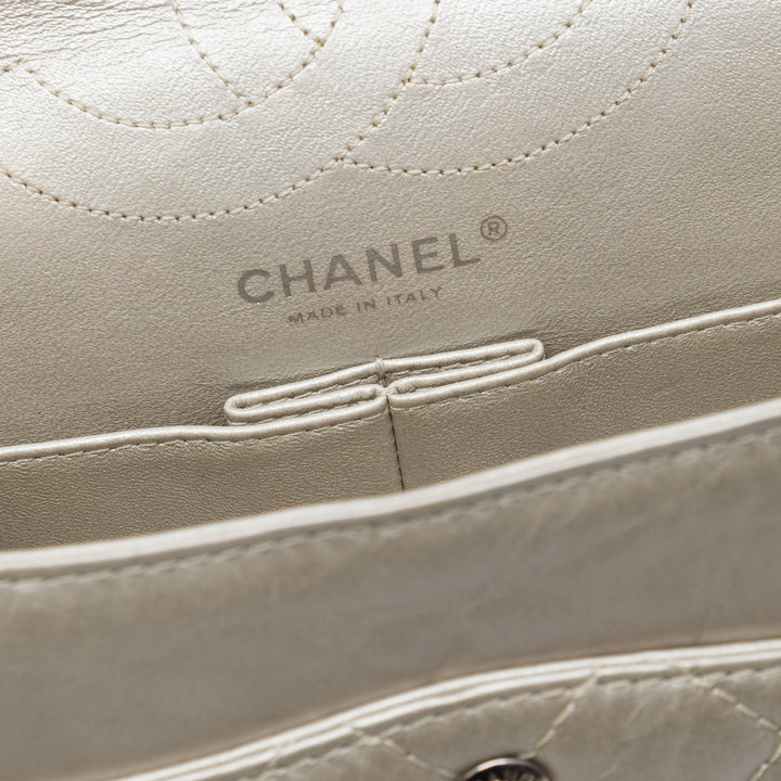 Chanel Sac porté épaule Matelassé Métallisé vieilli Reissue 2.55 Double rabat 226 Cuir de veau Doré – vue 5 – GABY PARIS