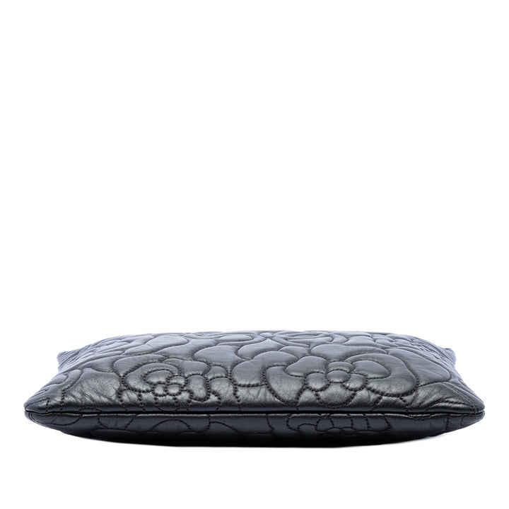 CC embossé Camellia No 5 O Étui Pochette Moyen Cuir d'agneau Noir